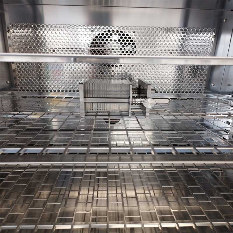 試驗片安裝在試驗架后垂直放入烘箱